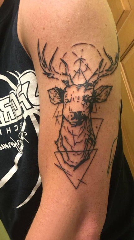 点击大图看下一张：复古鹿头纹身男生手臂上复古鹿头纹身图片