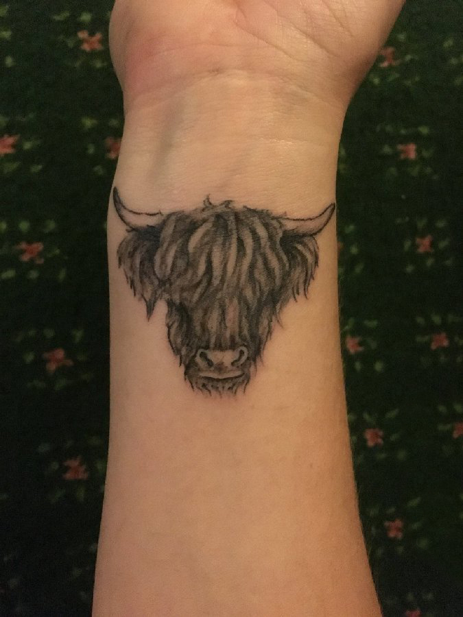 点击大图看下一张：公牛头纹身男生手腕上黑色牛头纹身图片