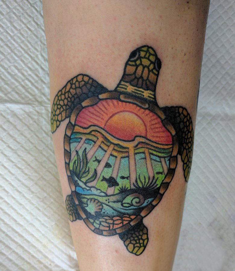 点击大图看下一张：龟纹身男生小腿上彩色的乌龟纹身图片