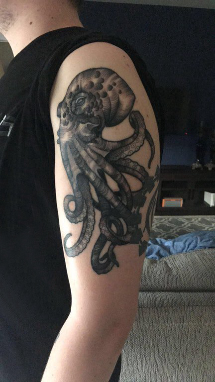 点击大图看下一张：黑色章鱼纹身男生手臂上黑色章鱼动物纹身图片