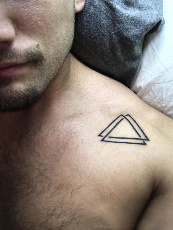 点击大图看下一张：几何纹身男生肩部黑色的三角形纹身图片