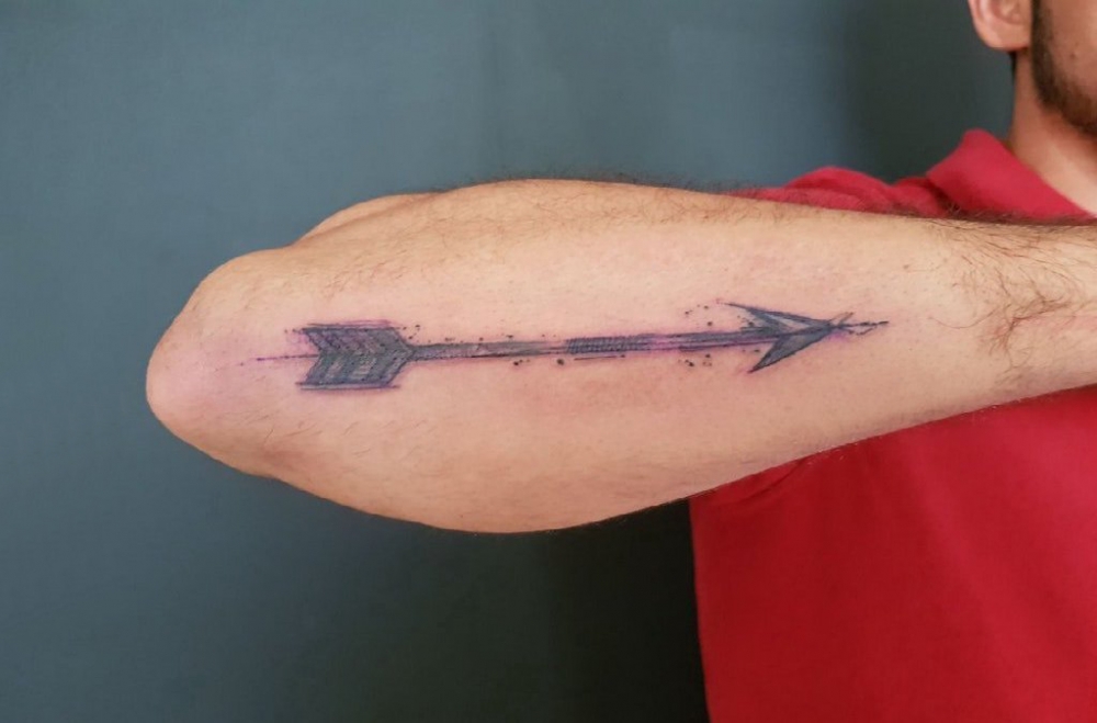 点击大图看下一张：箭头纹身男生手臂上经典的箭头纹身图片