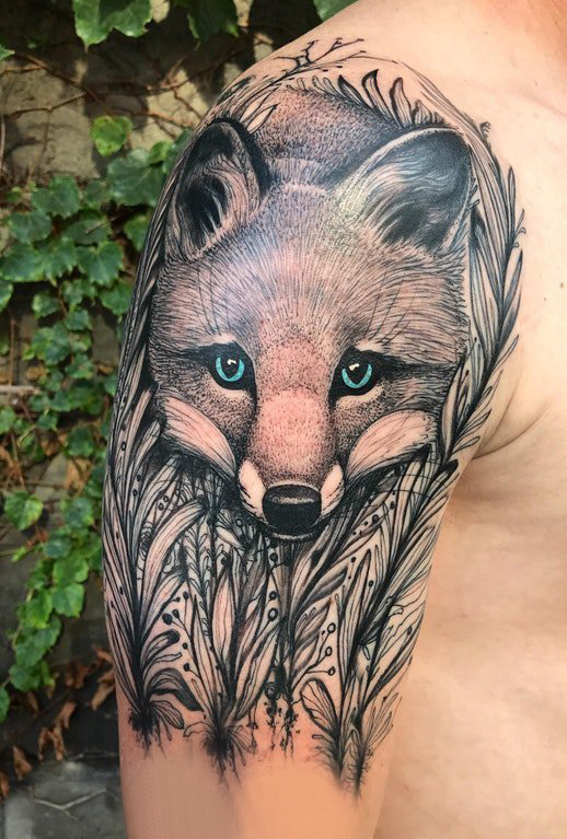 点击大图看下一张：九尾狐狸纹身男生大臂上黑色的狐狸纹身图片