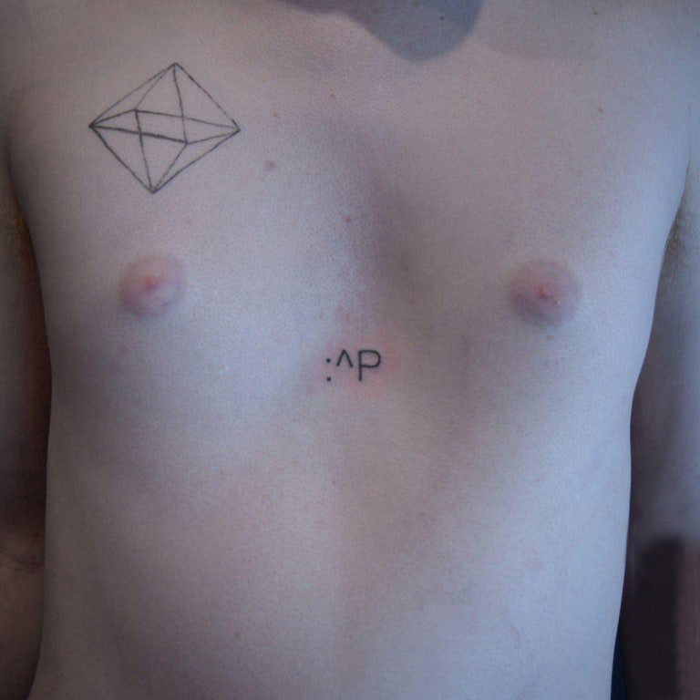 点击大图看下一张：立体几何纹身男生胸部黑色的立体几何纹身图片