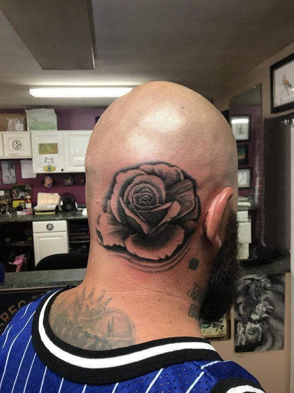 点击大图看下一张：玫瑰花纹身男生头部玫瑰花纹身图片