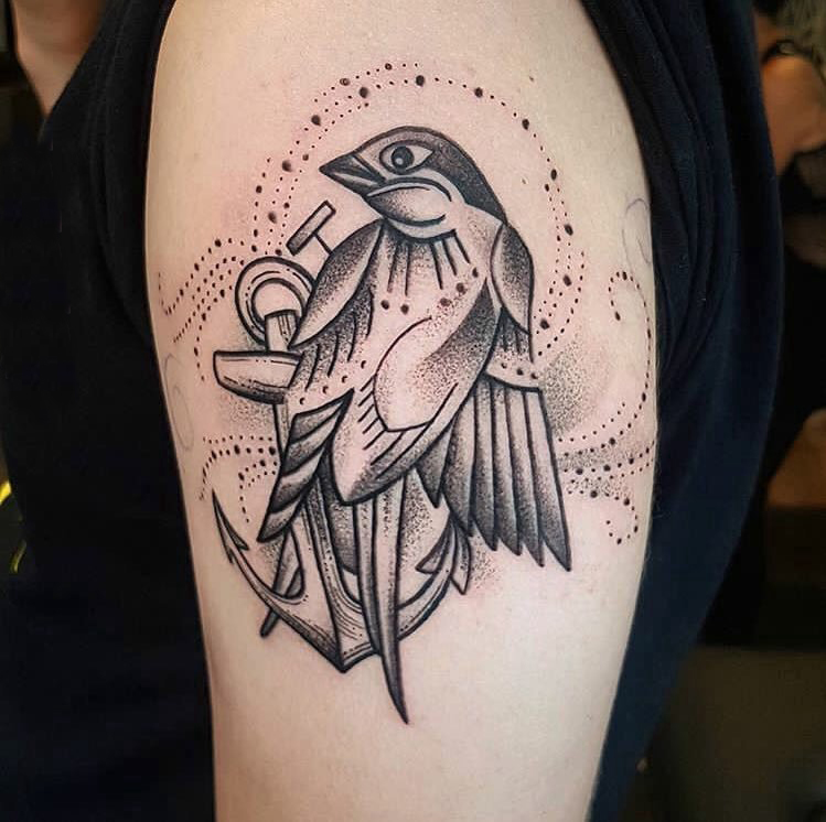 点击大图看下一张：鸟纹身女生大臂上黑色的小鸟纹身图片