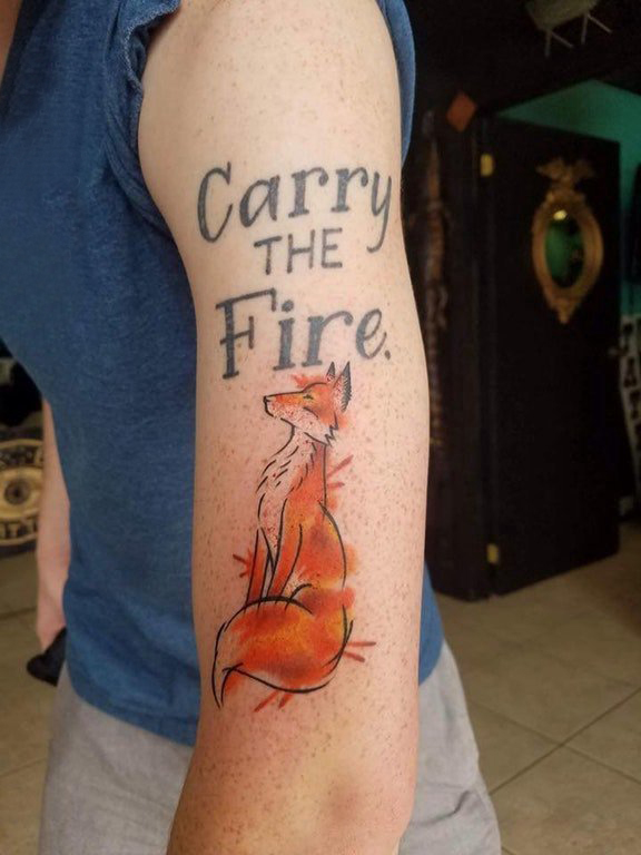 点击大图看下一张：彩色狐狸纹身男生手臂上英文和狐狸纹身图片