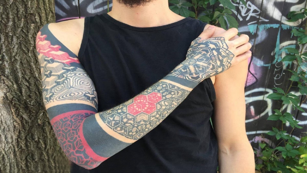 点击大图看下一张：花臂纹身男生手臂上经典梵花花臂纹身图片