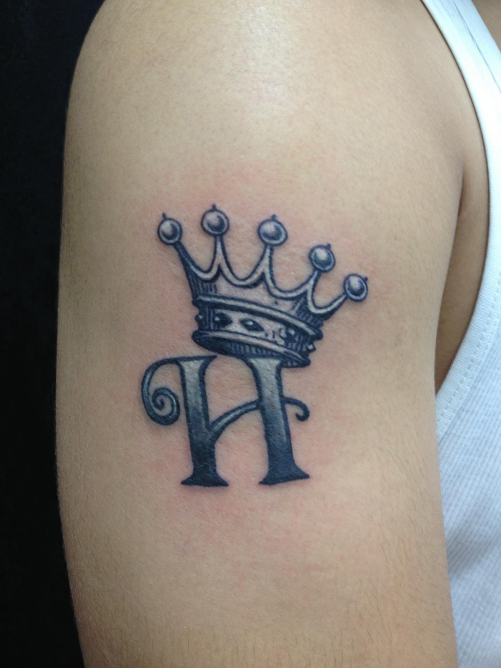 点击大图看下一张：皇冠纹身男生手臂上皇冠和字母纹身图片