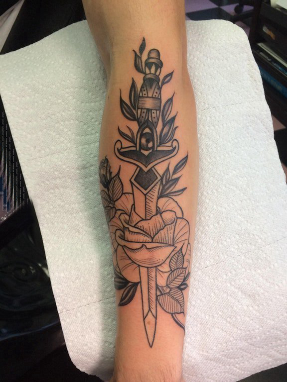 点击大图看下一张：欧美匕首纹身男生手臂上花朵和匕首纹身图片