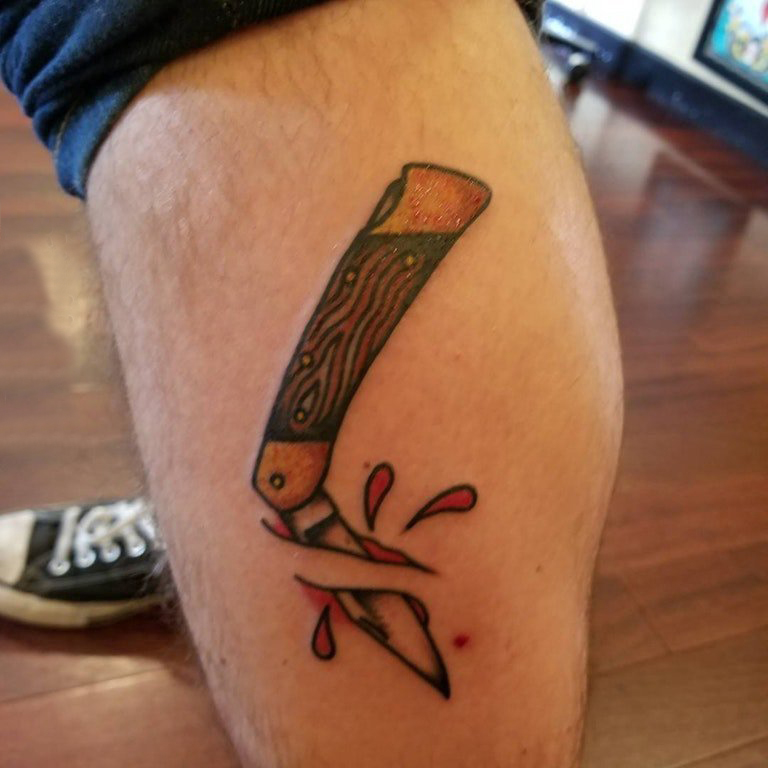 点击大图看下一张：欧美匕首纹身男生小腿上彩色的匕首纹身图片