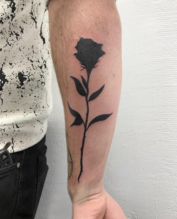点击大图看下一张：欧美玫瑰纹身男生手臂上欧美玫瑰纹身图片