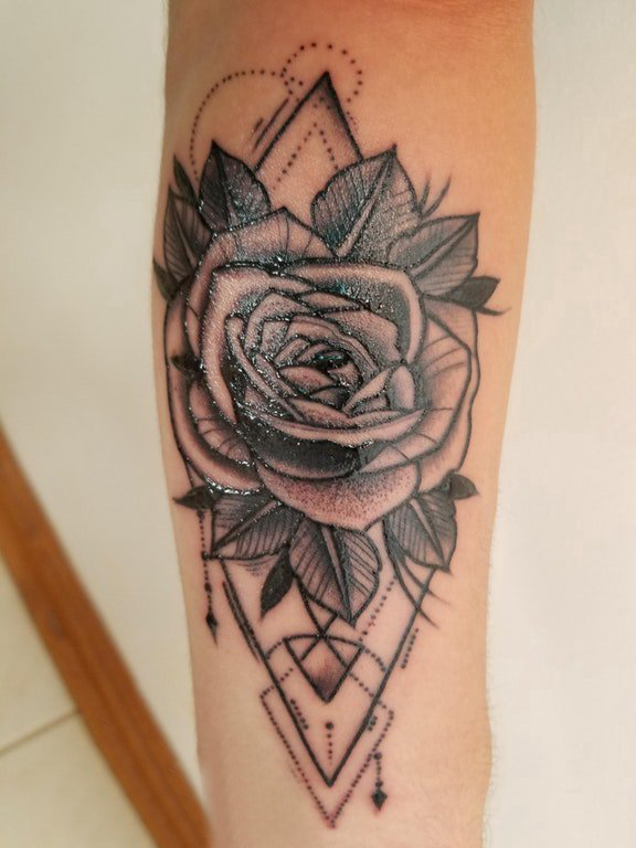 点击大图看下一张：欧美玫瑰纹身女生手臂上黑色的花朵纹身图片