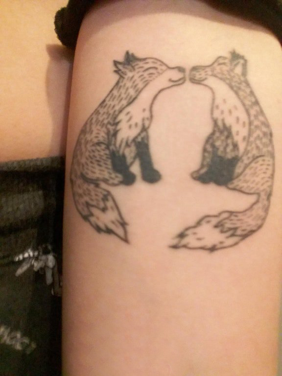 点击大图看下一张：情侣小清新纹身手臂上黑色的情侣小清新纹身狐狸图片