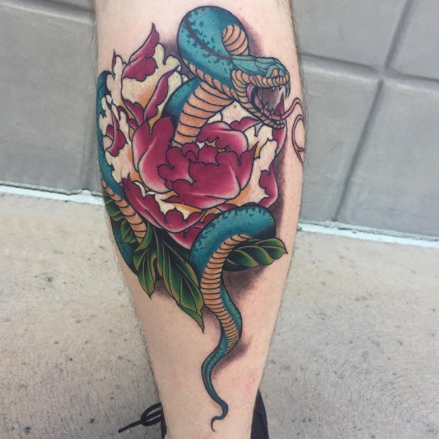 点击大图看下一张：蛇花纹身女生小腿上彩色的蛇花纹身图片