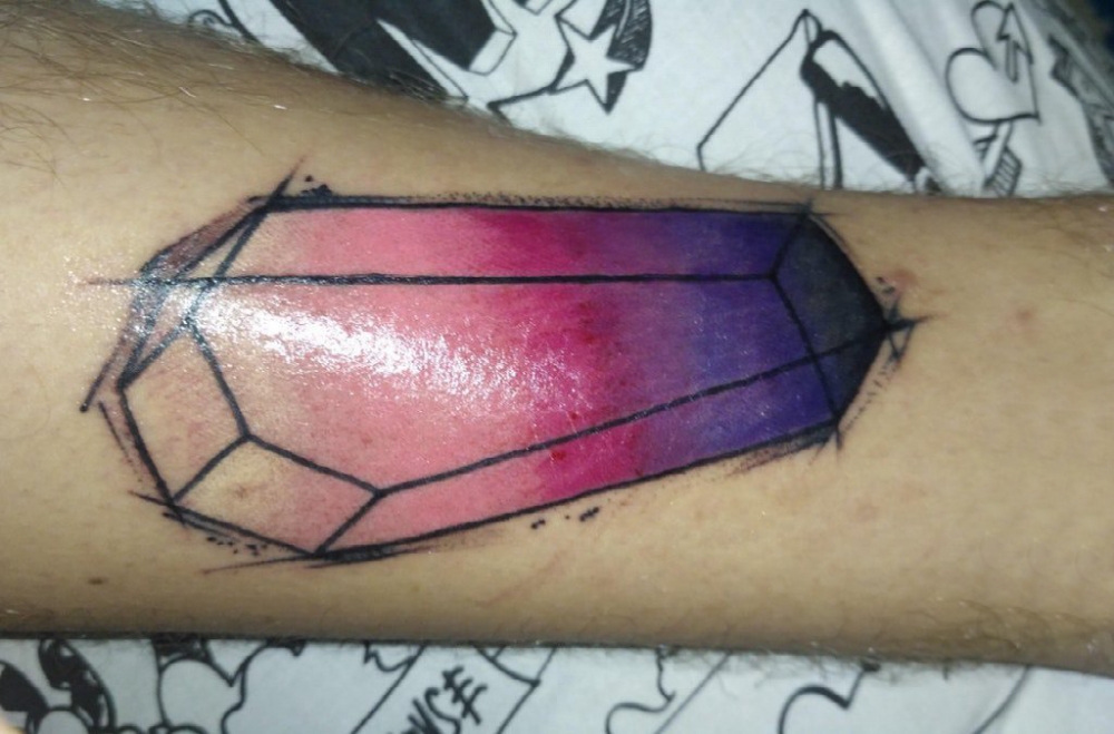 点击大图看下一张：水晶石纹身男生手臂上彩色的水晶石纹身图片