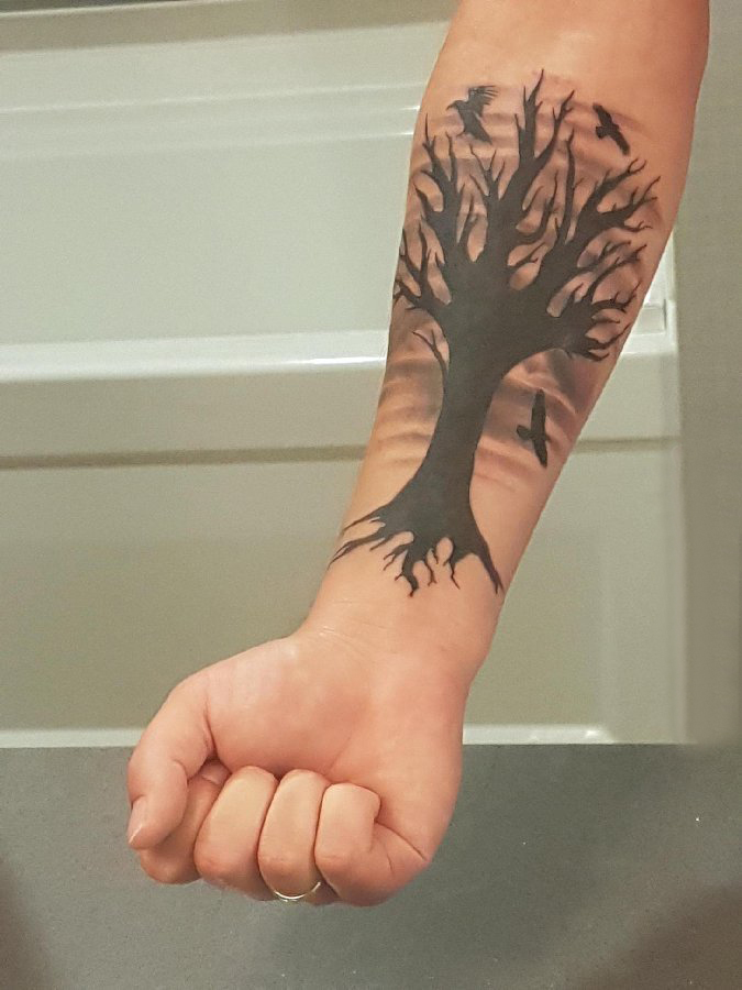 点击大图看下一张：松树纹身男生手臂上黑色的松树纹身图片