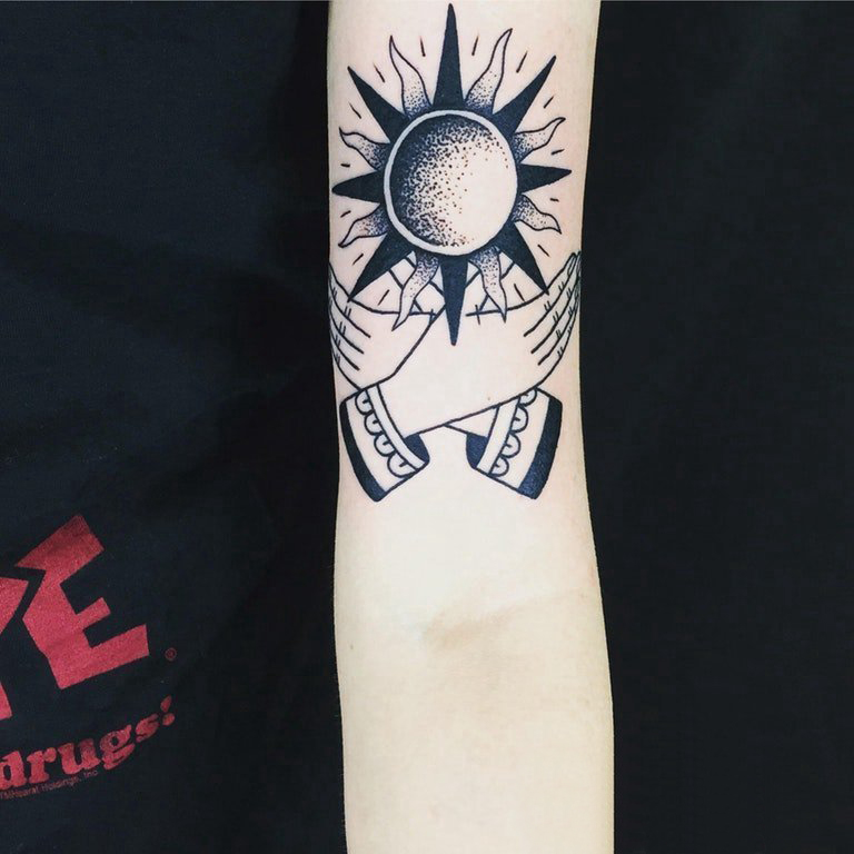 点击大图看下一张：太阳图腾纹身女生手臂上黑色的太阳纹身图片