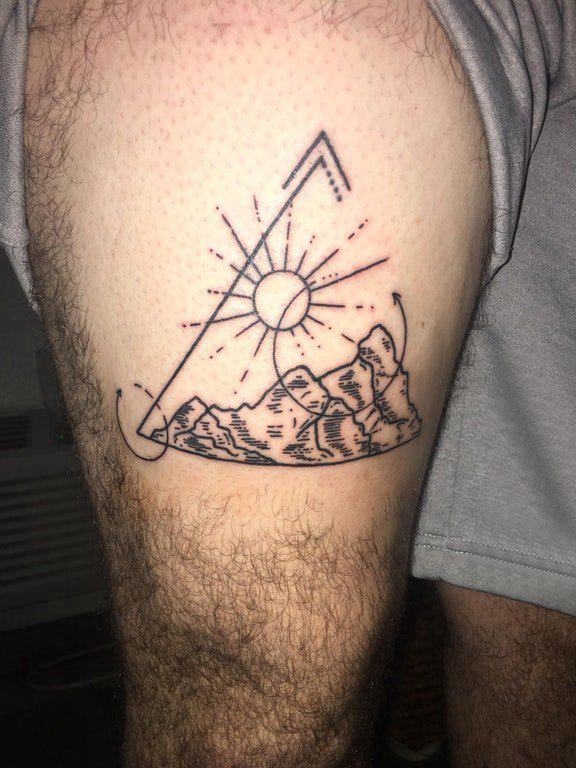 点击大图看下一张：太阳纹身男生大腿上太阳和山峰纹身图片