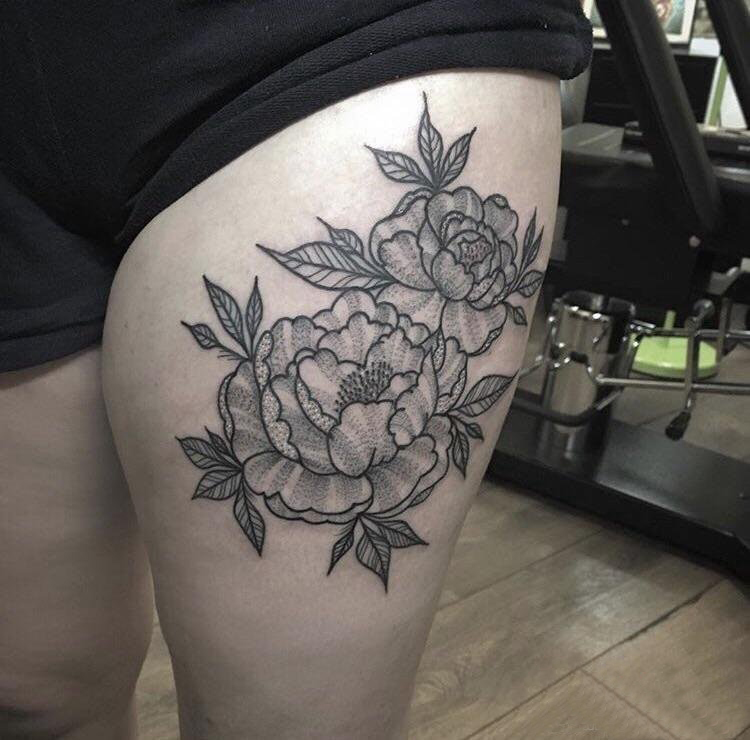 点击大图看下一张：文艺花朵纹身女生大腿上黑色的文艺花朵纹身图片