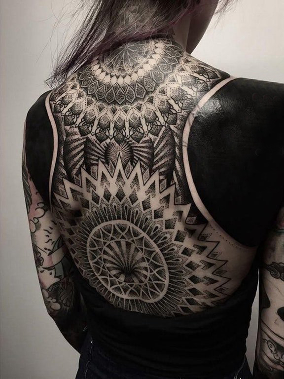 点击大图看下一张：纹身梵花女生后背上大面积梵花图腾纹身图片