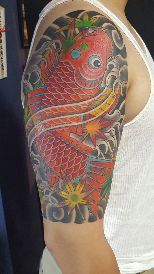 点击大图看下一张：纹身红鲤鱼男生手臂上红鲤鱼纹身图片