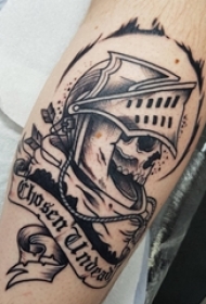 男生手臂上黑色点刺简单线条英文和骷髅宇航员纹身图片