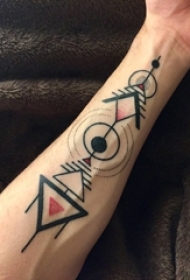 男生手臂上彩绘水彩素描几何元素经典图腾纹身图片