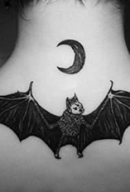 女生颈后黑色点刺简单线条月亮和蝙蝠纹身图片
