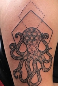 男生手臂几何点刺章鱼纹身图案