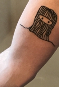 男生手臂上黑色简单抽象线条可爱卡通人物纹身图片