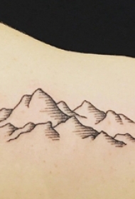 女生后肩上黑色点刺简单抽象线条山脉纹身图片