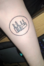 女生手臂上黑色几何简单线条创意纹身图片