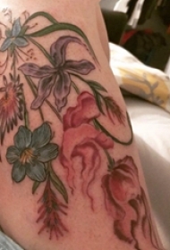 女生大腿上彩绘渐变简单抽象线条植物文艺花朵纹身图片