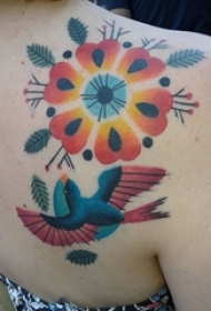 女生后背上彩绘渐变简单线条植物花朵和小鸟纹身图片