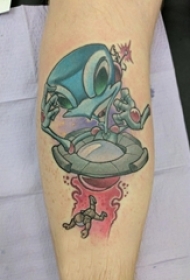 男生手臂上彩绘水彩素描创意宇宙飞碟纹身图片