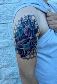男生大臂上彩绘渐变星空元几何元素纹身图片