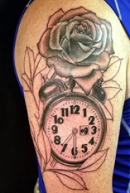 男生大臂上黑色点刺几何抽象线条花朵和时钟纹身图片