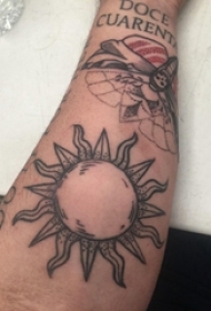 男生小腿上黑色点刺几何抽象线条太阳纹身图片