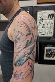 男生手臂上彩绘水彩素描创意文艺鲨鱼纹身图片