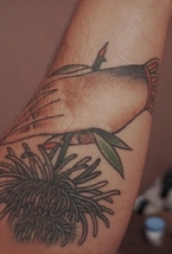 男生手臂上彩绘渐变简单线条手和植物花朵纹身图片