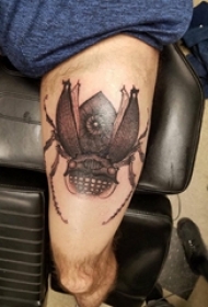 男生大腿上黑灰素描点刺技巧创意昆虫纹身图片