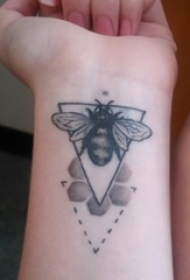 女生手腕上黑色点刺几何简单线条小动物蜜蜂纹身图片