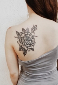 女生后肩上黑色点刺简单线条植物花朵纹身图片