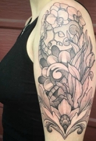 女生大臂上黑灰点刺简单抽象线条植物花朵纹身图片