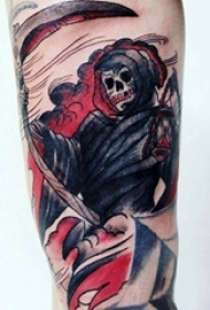 男生手臂上彩绘水彩素描创意骷髅纹身图片