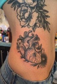 女生侧腰上黑灰素描点刺技巧创意心脏纹身图片