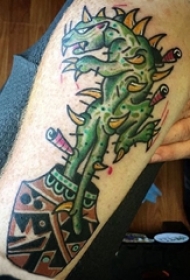 男生手臂上彩绘水彩素描创意怪物纹身图片
