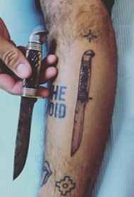 男生小腿上黑灰点刺几何简单线条匕首纹身图片