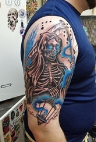 男生手臂上彩绘水彩素描创意霸气骷髅纹身图片